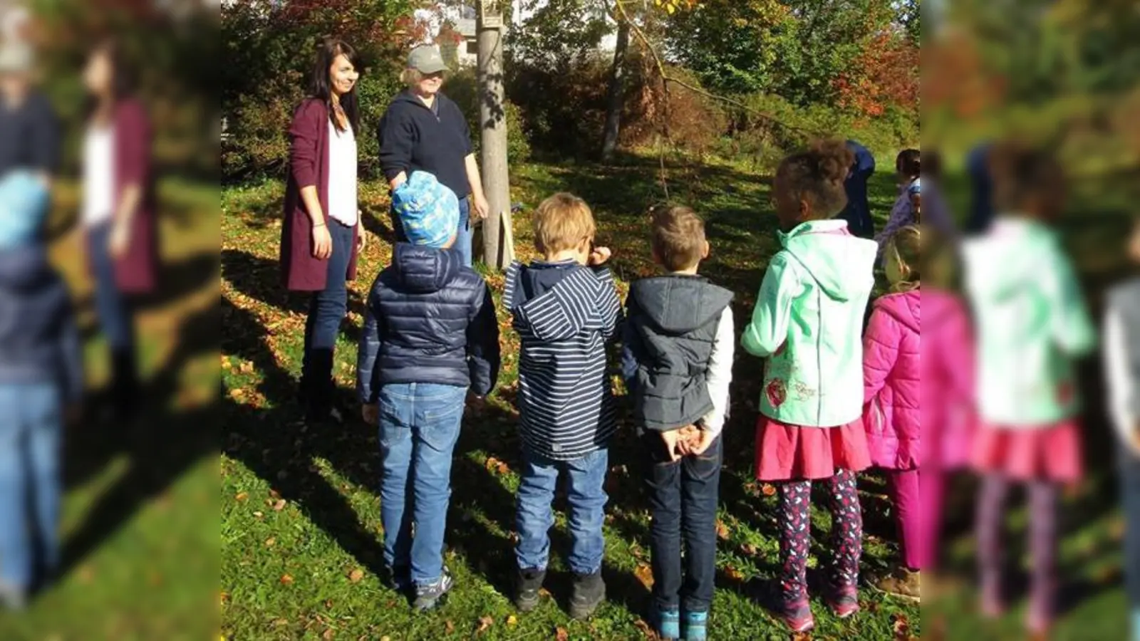 Die Vorschulkinder der Kita St. Elisabeth stellten gemeinsam mit Sonja Forstner vom Umweltamt der Gemeinde (links) sowie Försterin Kathrin Huhnke ein Insektenhotel am Sportpark Heimstetten auf.  (Foto: Gemeinde Kirchheim)