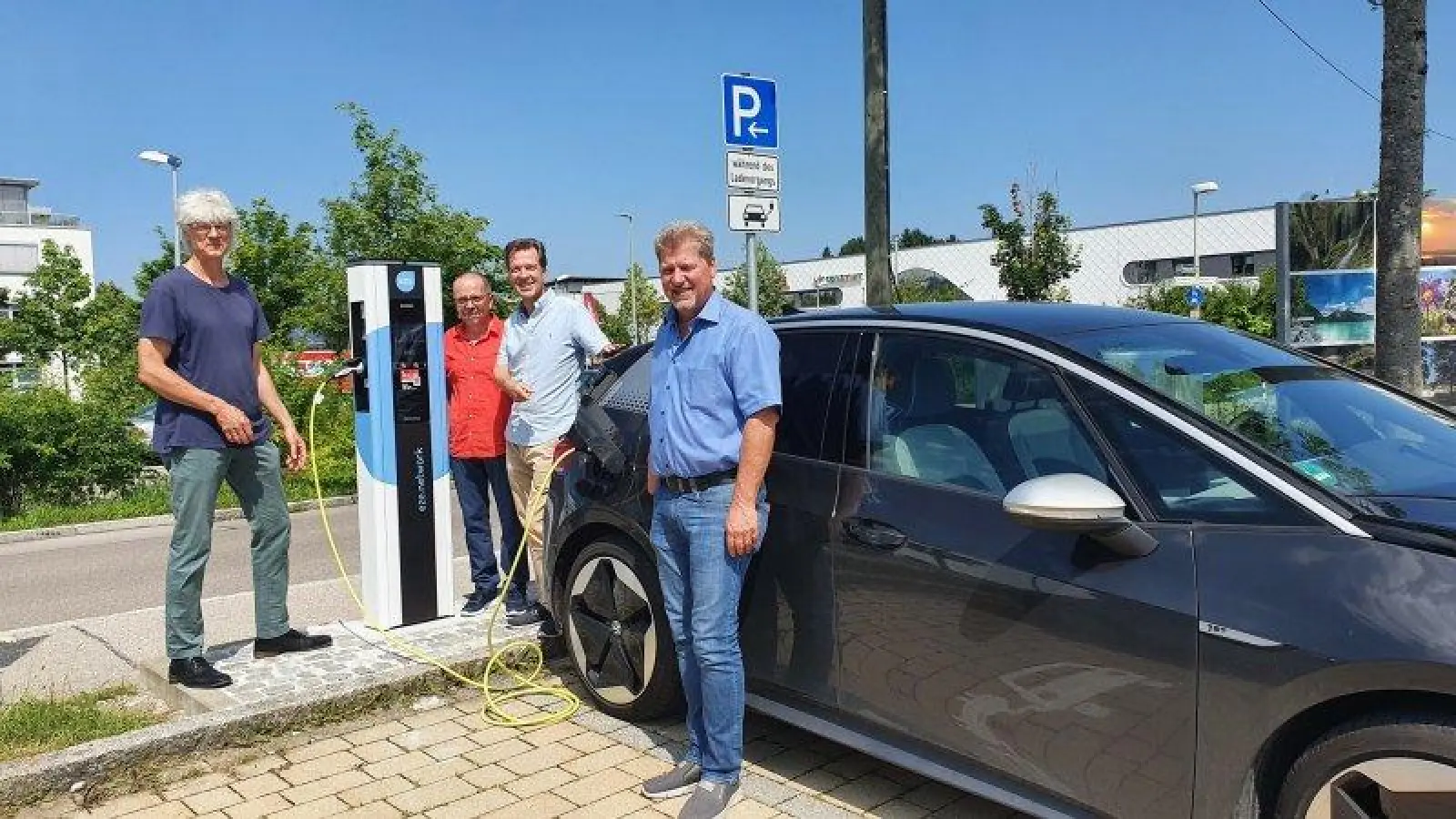 Freuten sich über die Ladestationen (von links): Klimaschutzreferent Dieter Maier, Bauamtsmitarbeiter Matthias Breuer, Geschäftsführer der EZE GmbH Michael Valentine-Urbschat und 1. Bürgermeister Harald Zipfel. (Foto: Gemeinde Neuried)