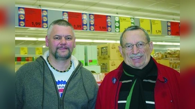 <b>Manfred Ertl (li.) und Klaus Streifinger, Schwabing:</b><br>„Wir hatten im Vorfeld schon über das Projekt gelesen. Aber hier in der Filiale ist uns nicht bewusst aufgefallen, dass die Azubis das Ganze leiten. Alles ist ordentlich und gut aufgeräumt. Das ist von ALDI eine ganz tolle Initiative. Es ist nur gut, wenn die jungen Leute schon früh in die Eigenverantwortung gebracht werden. Zudem wird auch das Selbstbewusstsein der Auszubildenden gefördert, was später wieder dem Unternehmen zugute kommt.” (Foto: sb)