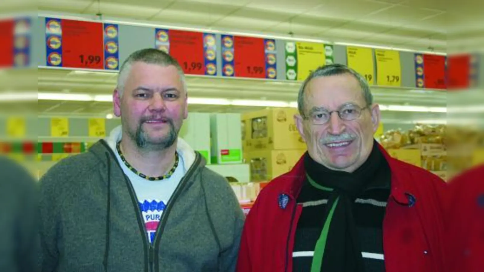 <b>Manfred Ertl (li.) und Klaus Streifinger, Schwabing:</b><br>„Wir hatten im Vorfeld schon über das Projekt gelesen. Aber hier in der Filiale ist uns nicht bewusst aufgefallen, dass die Azubis das Ganze leiten. Alles ist ordentlich und gut aufgeräumt. Das ist von ALDI eine ganz tolle Initiative. Es ist nur gut, wenn die jungen Leute schon früh in die Eigenverantwortung gebracht werden. Zudem wird auch das Selbstbewusstsein der Auszubildenden gefördert, was später wieder dem Unternehmen zugute kommt.” (Foto: sb)