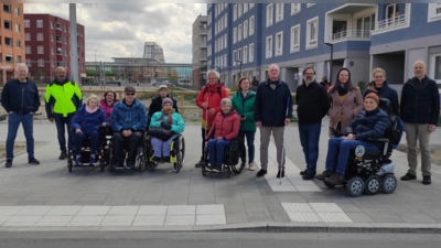 Fachleute, unter anderem vom Bau- und Mobilitätsreferat und dem Behindertenbeirat, begutachten das Pilotprojekt zur barrierefreien Straßenquerung in Freiham.  (F.: Baureferat)