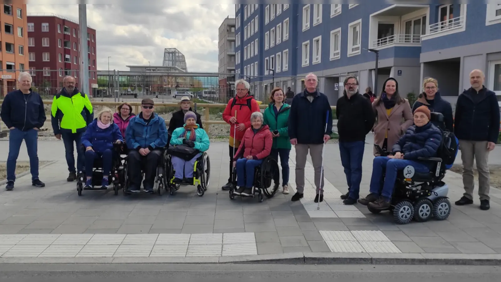 Fachleute, unter anderem vom Bau- und Mobilitätsreferat und dem Behindertenbeirat, begutachten das Pilotprojekt zur barrierefreien Straßenquerung in Freiham.  (F.: Baureferat)