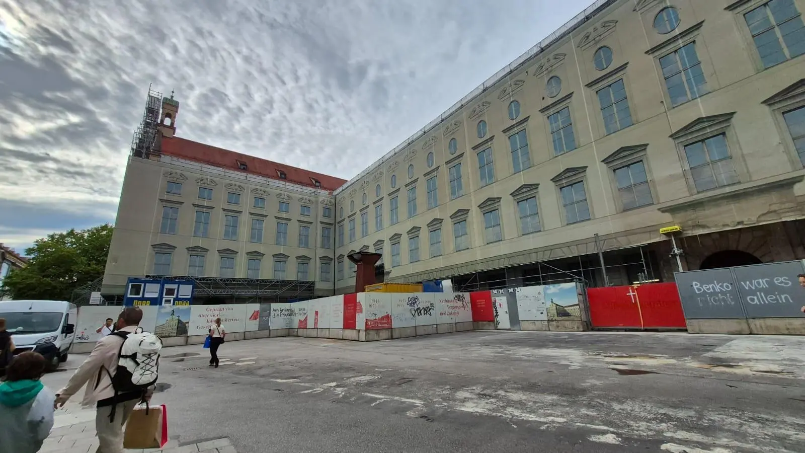 Hinter einem Bauzaun und Fassadenbannern befindet sich die ruhende Großbaustelle Alte Akademie. Eine Wiederaufnahme ist nicht abzusehen. Deshalb soll der Vorplatz mit einfachen Mitteln schöner gemacht werden.  (Foto: ÖDP/ML)