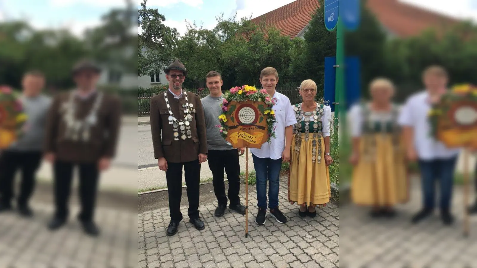 Gauältestenkönig Martin Bergschneider, Jugendkönig Lukas Fastner, Felix Bergschneider mit der Vereinstafel und Vereinskönigin Monika Zechmann (von links). (Foto: Schützengesellschaft Eintracht)