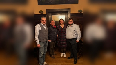 Frank-Michael Müller, Benedikt Bente und Felix Meyer (v. l.) belegen die ersten drei Listenplätzen. Anna Ahlfeld, Kreisvorsitzende der FDP München-West, leitete die Versammlung. (Foto: FDP)