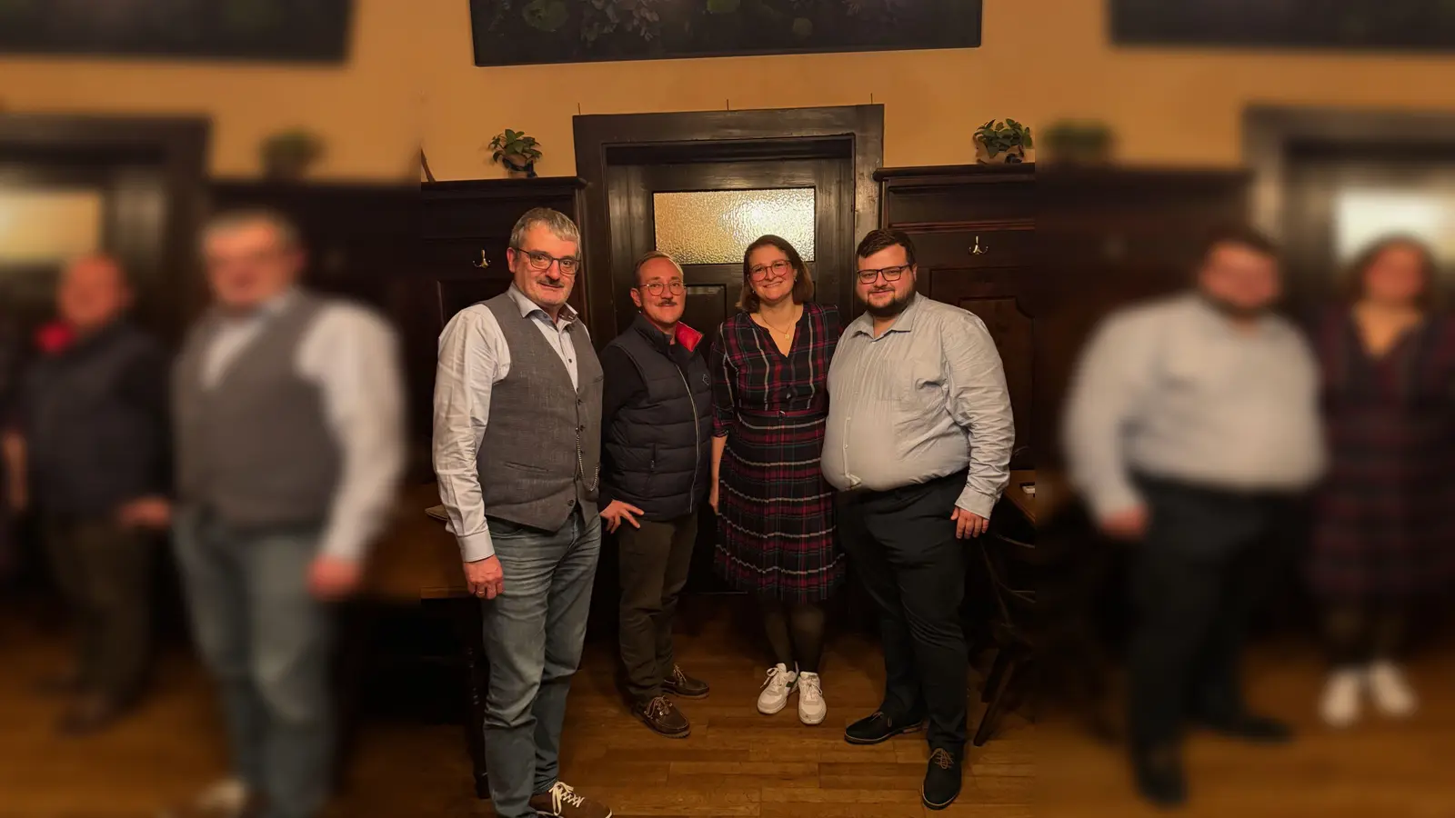 Frank-Michael Müller, Benedikt Bente und Felix Meyer (v. l.) belegen die ersten drei Listenplätzen. Anna Ahlfeld, Kreisvorsitzende der FDP München-West, leitete die Versammlung. (Foto: FDP)