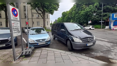 An der Geroltstraße Ecke Kazmairstraße müssen Fußgänger meistens sehr weit in den Straßenbereich hineingehen, um von links kommende Autos sehen zu können. (Foto: kö)