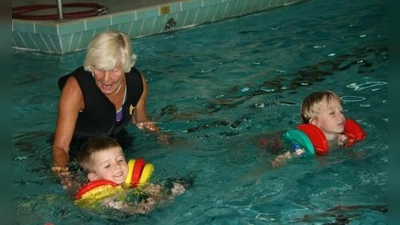 Maren Piskora ist bereits seit 25 Jahren vollamtlich Übungsleiterin beim TSV Gräfelfing. Besonders das Anfängerschwimmen liegt ihr am Herzen. Auf dem Bild zeigt sie Sebastian und Tobias (v.l.) die ersten Schwimmzüge. (Foto: US)