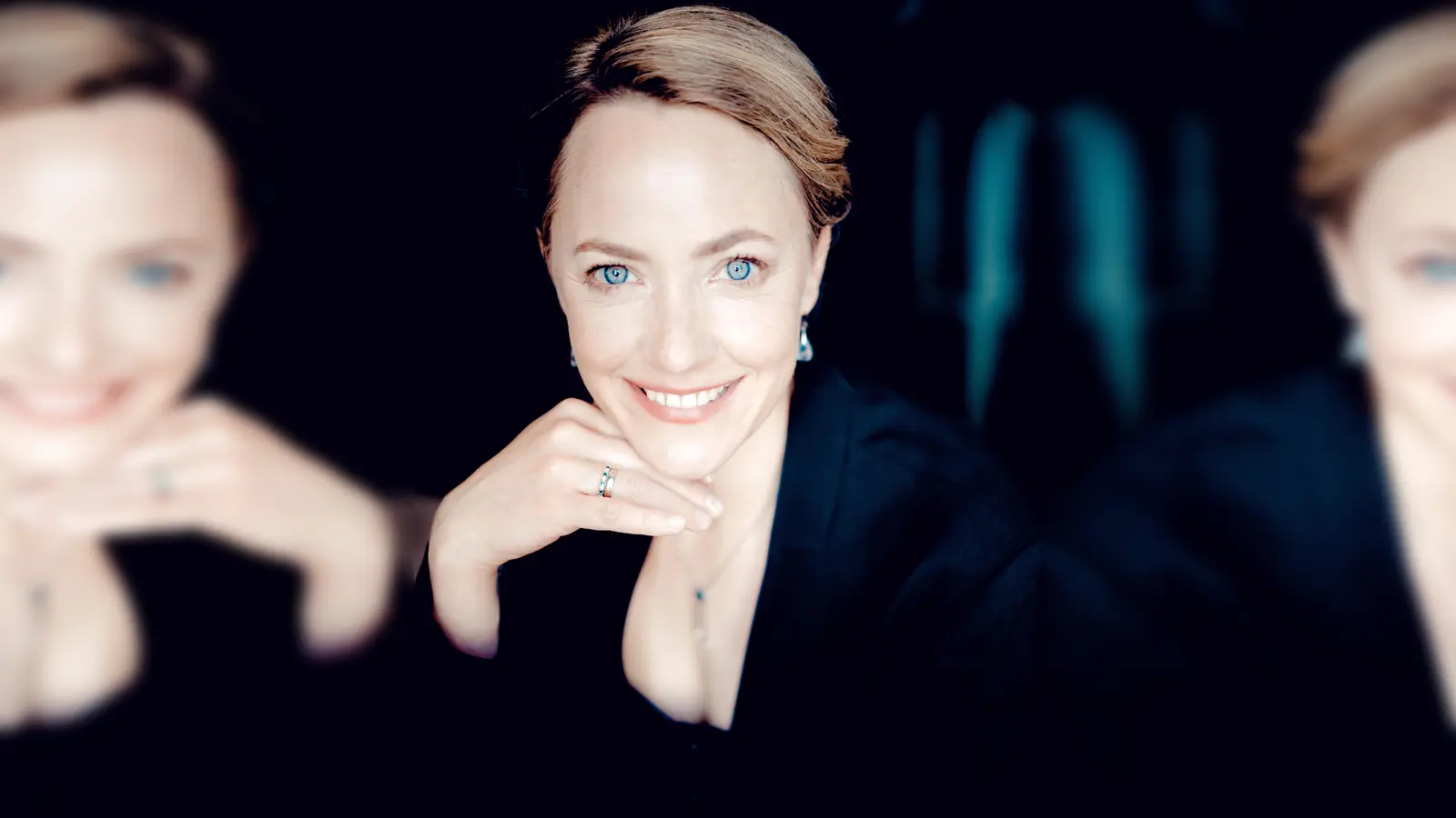 Die in Freiburg geborene Sopranistin Lydia Teuscher erhielt Engagements an der Semperoper Dresden und seit 2009 an der Bayerischen Staatsoper München. Auftritte folgten u.a. am Opernhaus Zürich, dem Festivals Glyndebourne, in der Carnegie Hall New<br>York und in Japan. (Foto: NPhM)