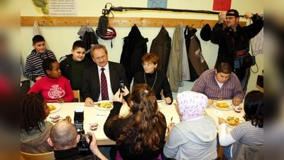 Essen unter erschwerten Bedingungen: Umringt von Fotografen und TV-Teams aßen die Guardini-Schüler mit OB Christian Ude und Regionalbischöfin Susanne Breit-Keßler. (Foto: job)