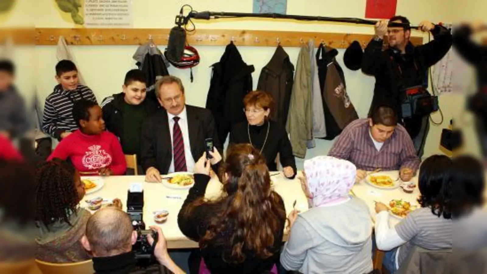 Essen unter erschwerten Bedingungen: Umringt von Fotografen und TV-Teams aßen die Guardini-Schüler mit OB Christian Ude und Regionalbischöfin Susanne Breit-Keßler. (Foto: job)