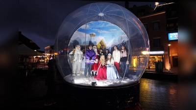 Eine begehbare Schneekugel wird sicherlich am zweiten Adventswochenende ein Magnet auf dem Taufkirchner Christkindlsmarkt werden. (Foto: VA)