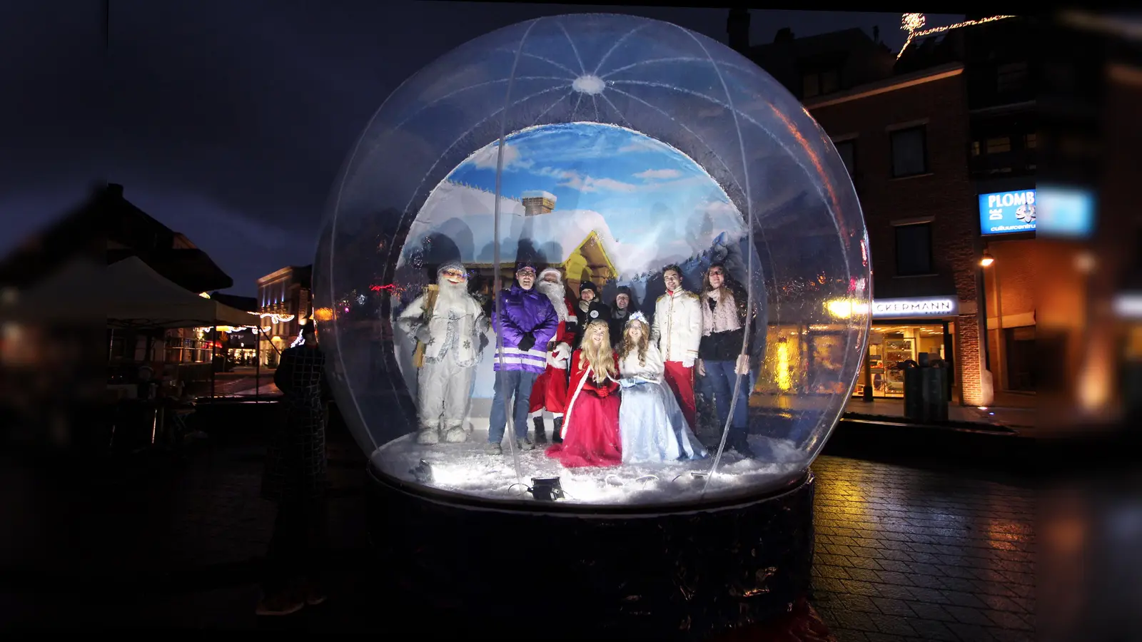 Eine begehbare Schneekugel wird sicherlich am zweiten Adventswochenende ein Magnet auf dem Taufkirchner Christkindlsmarkt werden. (Foto: VA)