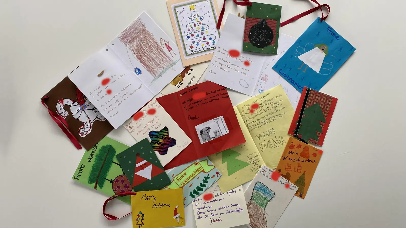 Langsam trudeln die Wunschzettel der Heimkinder bei der kids to life-Stiftung ein, jetzt werden Spender für die Weihnachtsfreuden gesucht. (Foto: kids to life)