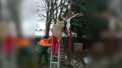 Alfons Koch und Christoph Schrott (v. li.) vom städtischen Betriebshof in Starnberg haben die Jesusfigur rechtzeitig vor Weihnachten wieder nach Percha gebracht. (Foto: Stadt Starnberg)
