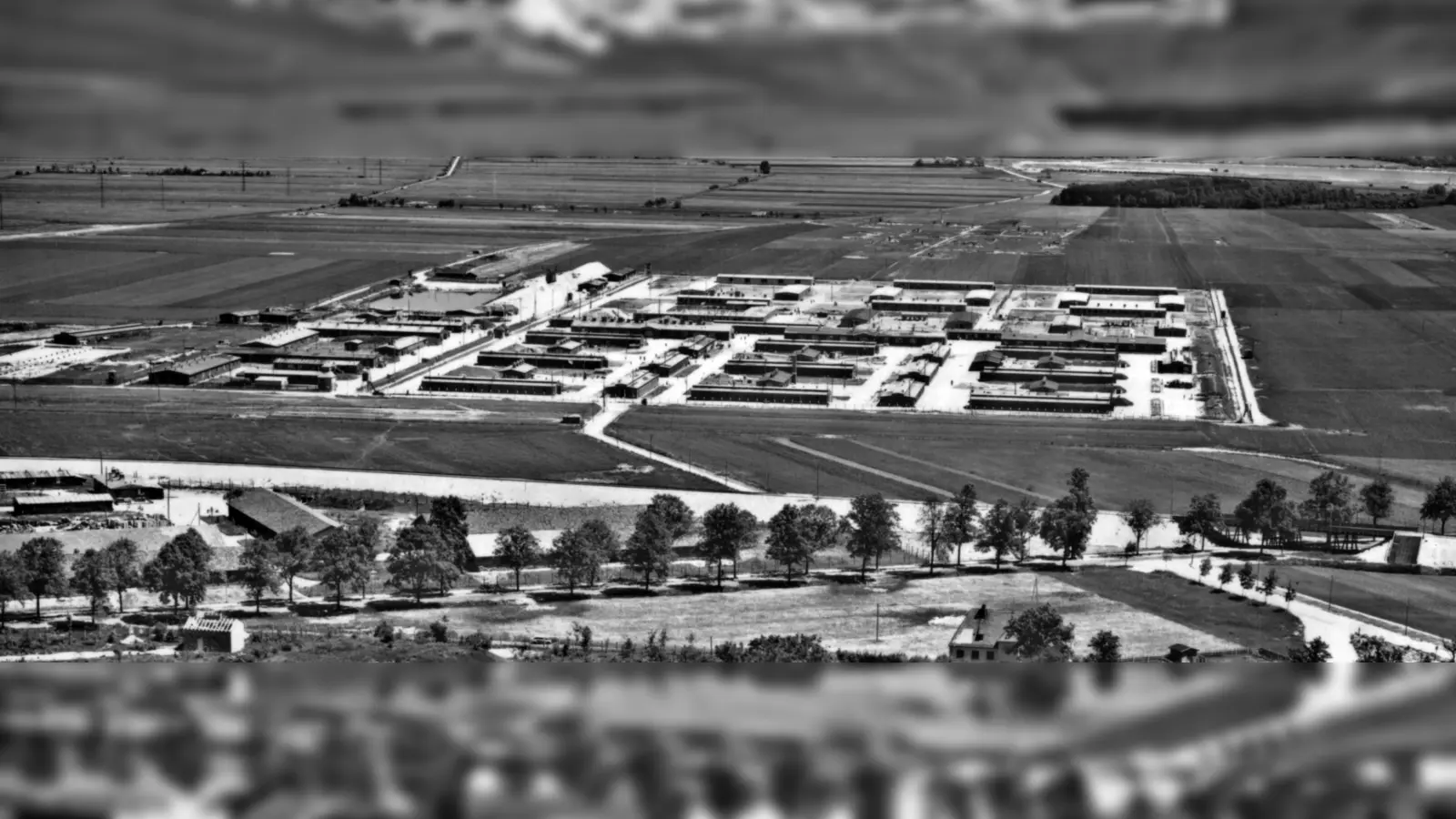 Klaus Mai führt durch die historisch gezeichnete Siedlung, in der sich vormals das KZ-Außenlager befand. (Foto: Klaus Mai)