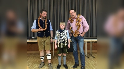 Schützenkönig Ludwig Schmidt (Mitte) mit Wurstkönig Mike Plas und Brezenkönig Günther Kunoth. (Foto: Schmidt)