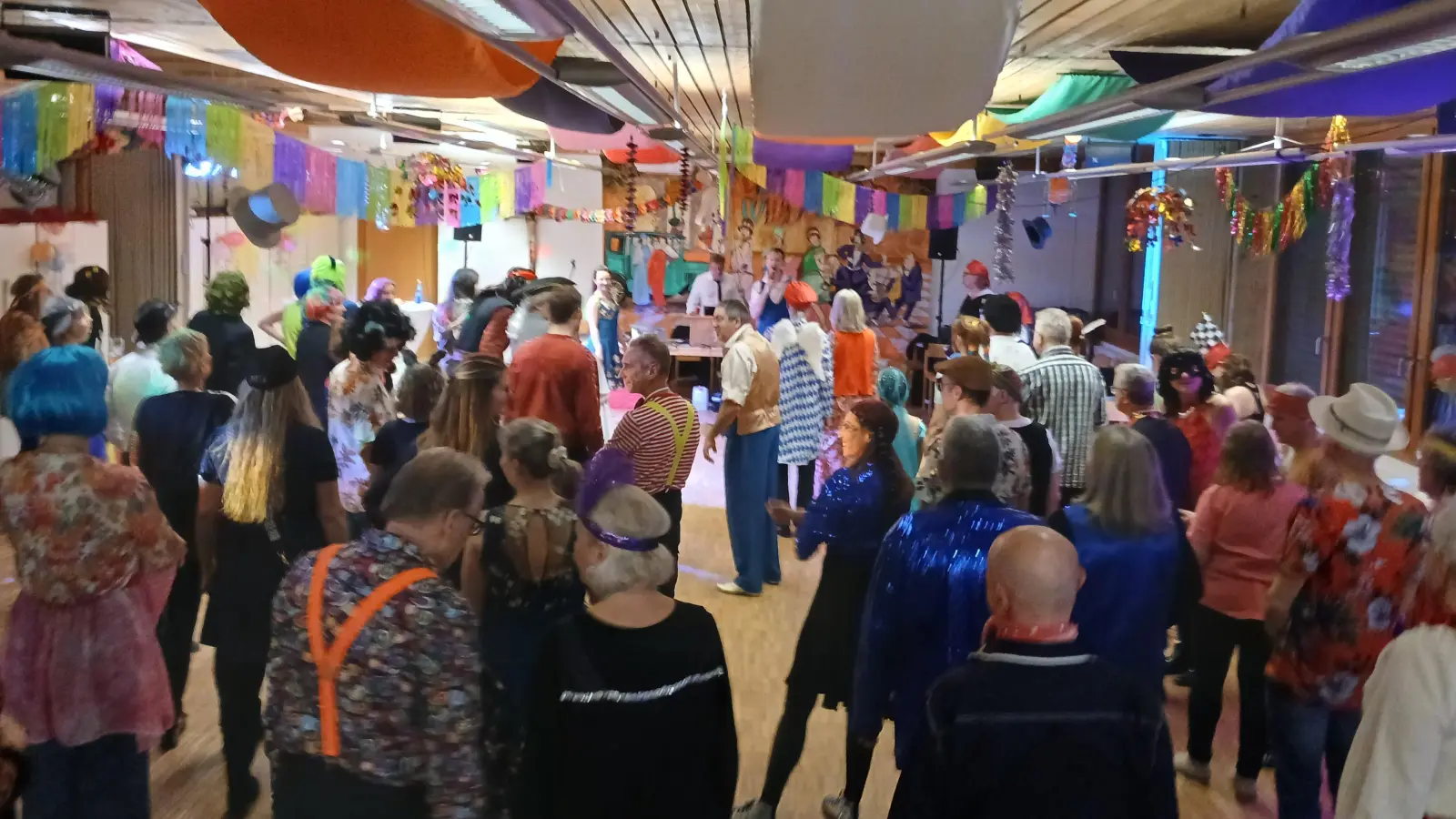 Unter dem Motto „Let´s dance” steigt der Pfarrfasching der Pfarrei Rosenkranzkönigin.  (Foto: privat)