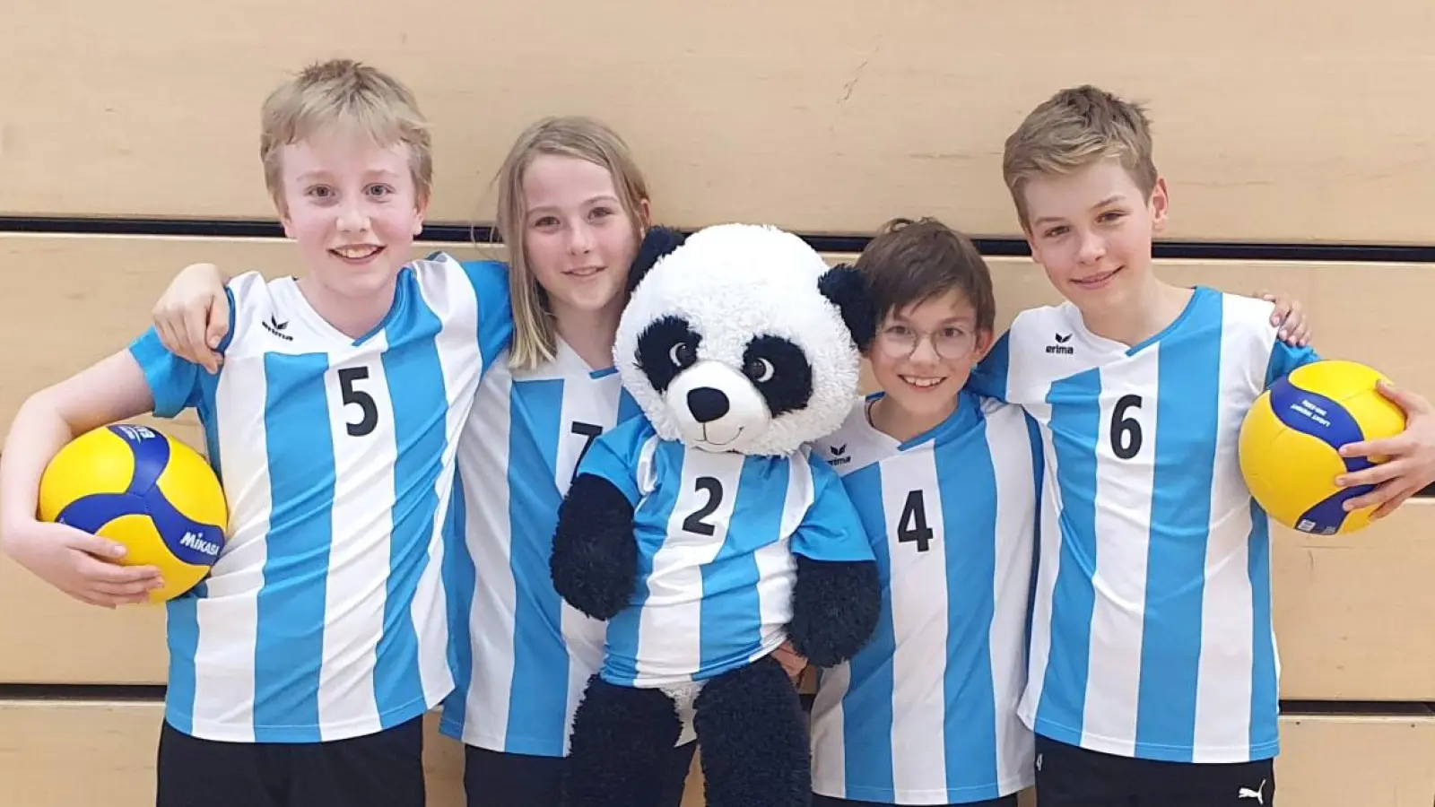 Freuten sich über ihren guten 9. Platz (von links): Jannik Pohlus, Sebastian Klein, Noah Reitberger und Lenny Summerer. In der Mitte Maskottchen “Pandi”. (Foto: TSV Starnberg)