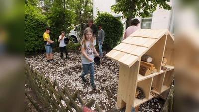 Kinder der Heilpädagogischen Tagesstätte Feldkirchen bauten ein Insektenhotel und legten davor eine kleine Blühfläche an. (Foto: BJV)