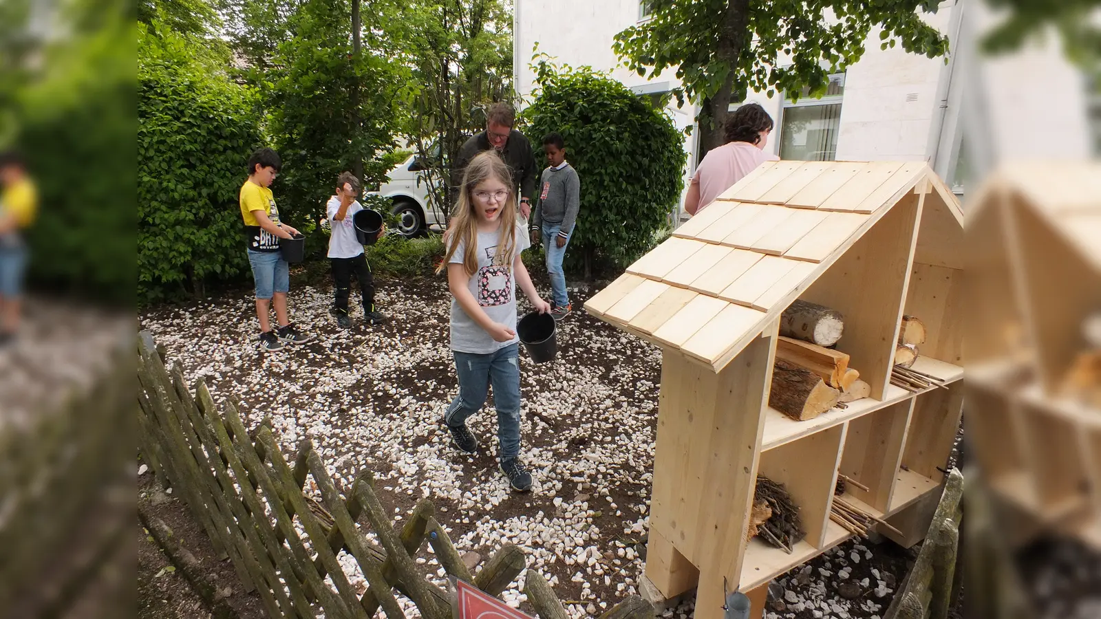 Kinder der Heilpädagogischen Tagesstätte Feldkirchen bauten ein Insektenhotel und legten davor eine kleine Blühfläche an. (Foto: BJV)