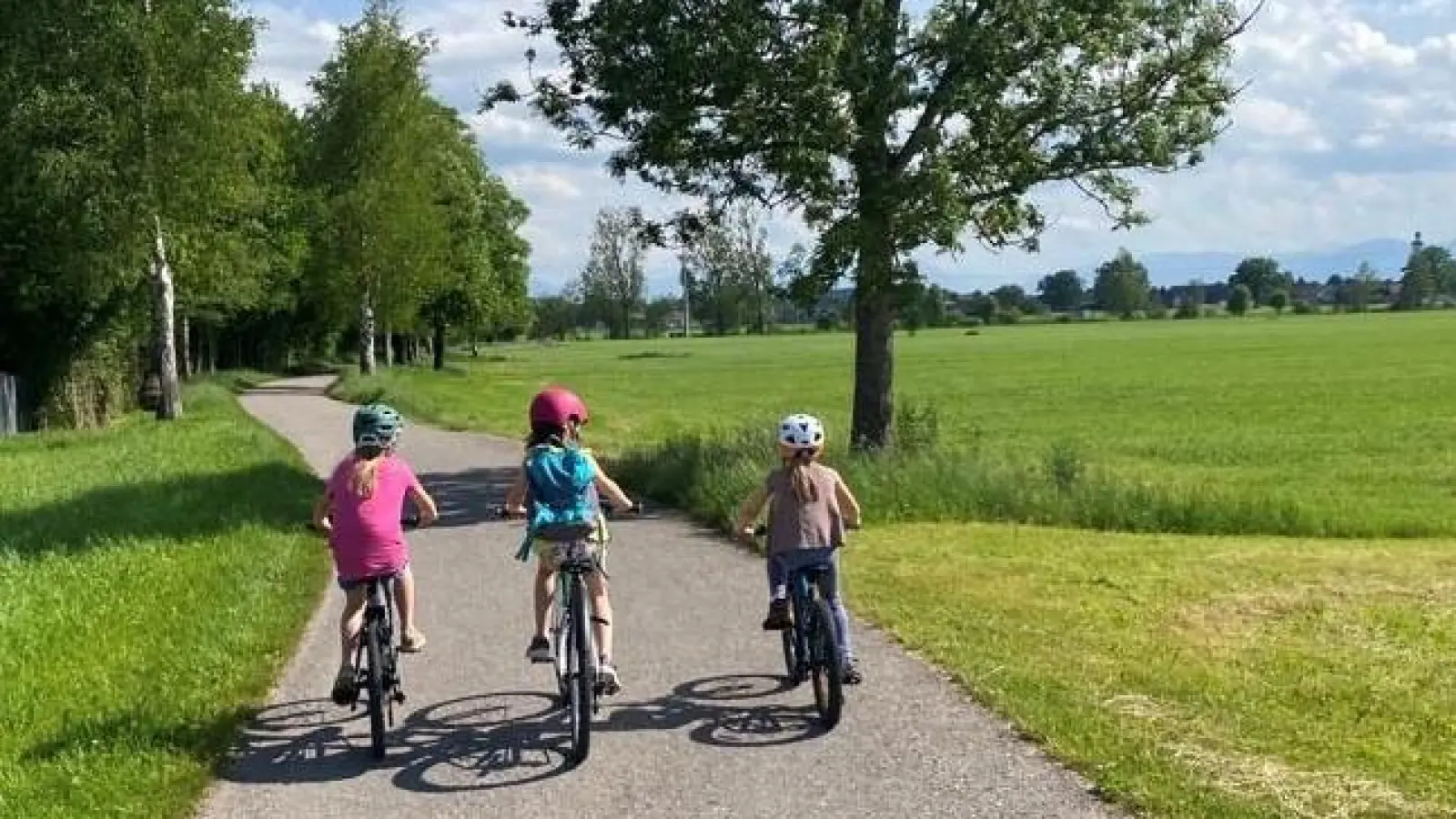 Auch in diesem Jahr sind Kindergarten- und Schulkinder wieder mit Begeisterung beim Stadtradeln dabei. Der WEttbewerb geht noch bis zum 26. Mai. (Foto: LRA)