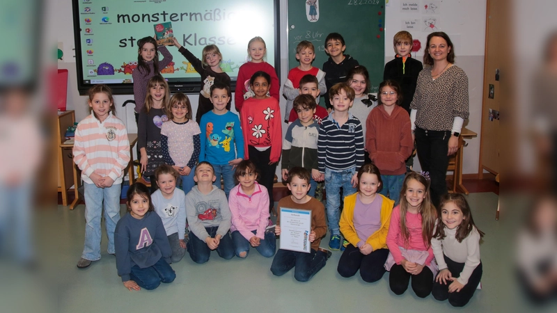 Lesen? Darin sind wir Weltklasse! Die Klasse 1b von der Grundschule an der Klosterstraße ist Turmlesemeister des Monats Januar 2024.  (Foto: Stadtbücherei Dachau)