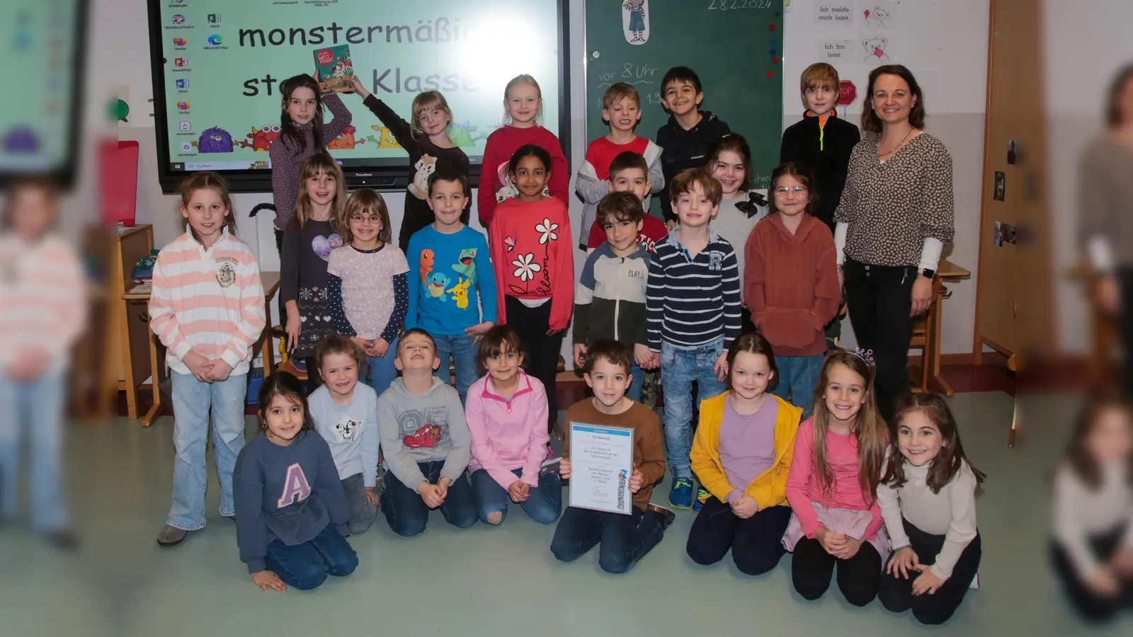 Lesen? Darin sind wir Weltklasse! Die Klasse 1b von der Grundschule an der Klosterstraße ist Turmlesemeister des Monats Januar 2024.  (Foto: Stadtbücherei Dachau)