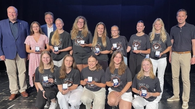 Die Wild Puppets wurden für ihren 2. Platz bei den Bayerischen Meisterschaften im Jahr 2024 - Sparte Modern ausgezeichnet. Es gratulierten herzlich Landrat Christoph Göbel, Ottobrunns Bürgermeister Thomas Loderer (2.v.l.) und Bezirksrat Florian Schardt (r.).  (Foto: hw)