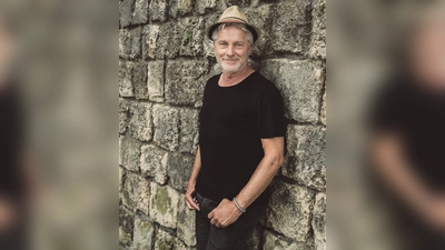 Werner Schmidbauer begeistert mit neuem Bühnenprogramm. (Foto: MenaZoo)