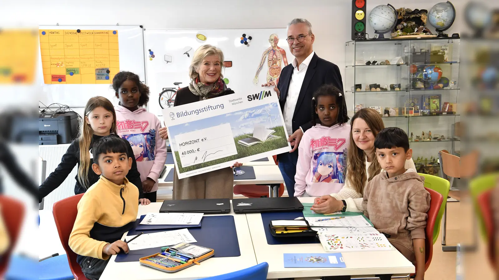 Die bekannte Schauspielerin Jutta Speidel, Gründerin und erste Vorsitzende von Horizont e.V., erhielt von Martin Janke, Geschäftsführer der SWM Bildungsstiftung, einen Scheck über 40.000 Euro für ihre Schützlinge. (Foto: SWM)