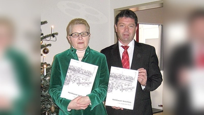 Das im Rathaus präsentierte Werk des AK Ortsgeschichte kommt pünktlich vor Weihnachten.	 (Foto: VA)