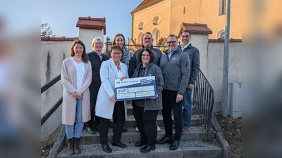 Von links: Martina Birnkammer (Pfarrgemeinderat), Elisabeth Buchmann (Landfrauen), Andrea Ehrlich (Pfarrgemeinderat), Kathrin Schätzl (Pfarrgemeinderat), Iris Menzinger (BRK), Jonas Menzinger (BRK), Jürgen Loher (BRK) und Andreas Lindner (BRK). (Foto: Danuta Pfanzelt)