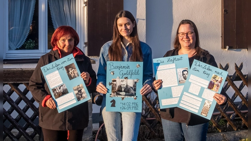 Spurensuche in der eigenen Familie: Lisa Ban, Schülerin am Ignaz-Taschner-Gymnasium Dachau, mit ihrem Gedächtnisblatt über ihren Urgroßvater Benjamin Goldfeld, rechts daneben ihre Mutter Michaela und links Großmutter Rosemarie, Benjamin Goldfelds Tochter. (Foto: Dachauer Forum e.V.)