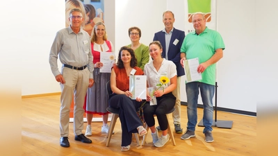 (H.v. l.): Michael Romanov (etc gGmbH), Martina Fink (Coach), Irmgard Reischl (Leiterin Vernetzungsstelle Kita- und Schulverpflegung), Reinhard Menzel (Amt für Ernährung, Landwirtschaft und Forsten Ebersberg-Erding), Gerald Kerecz (etc gGmbH); v. v. l.: Klara Kandy und Raphaela Roder (Verpflegungsbeauftragte Mittelschule). (Foto: AELF Ebersberg-Erding)