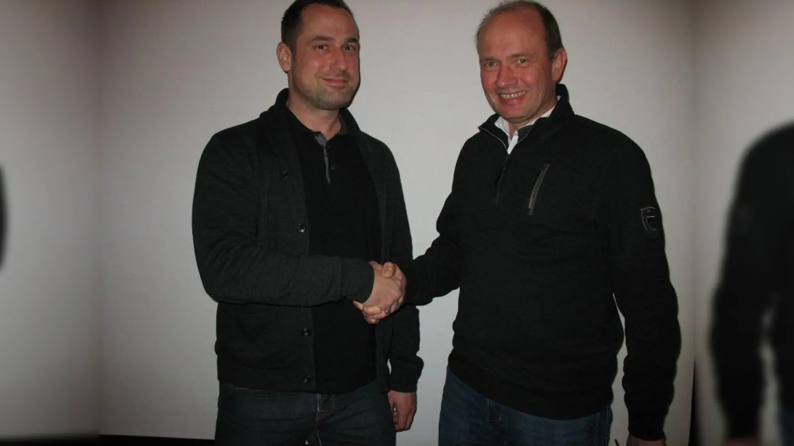 Wirtschaftsverbands-Vorsitzender Jürgen Biffar (rechts) gratuliert Jürgen Andre zur Aufnahme in den Vorstand. (Foto: Wirtschaftsverband)