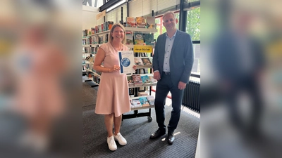 Marion Leitmeir, Büchereileiterin (li) und 1. Bürgermeister Christian Blatt. (Foto: Gemeinde Erdweg)