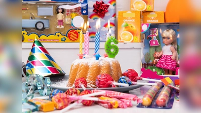 Kuchenreste, Süßigkeiten, Dekomaterial und jede Menge Verpackungsmüll: Nach der gelungenen Geburtstagsparty muss der Müll richtig entsorgt werden.  (Foto: Initiative Mülltrennung wirkt / Marcella Merk)