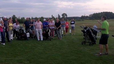 Anlagenleiter Andreas Aumann (rechts) erklärt den Teilnehmenden die Regeln des Nachtturniers. (Foto: Golfrange)