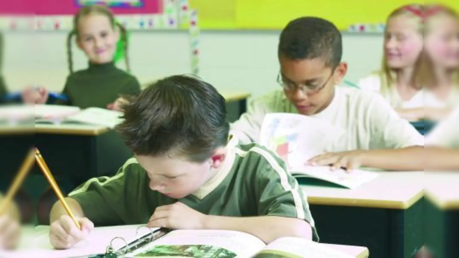Auf dem sechsjährigen pädagogischen Weg hat die Grundschule nach Ansicht von Bayerns Kultusminister Spaenle als einzige verpflichtende Bildungseinrichtung für alle Kinder eine Schlüsselrolle. (Foto: photos.com)