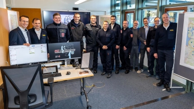 Landrat Stefan Frey (l.) und Kreisbrandrat Helmut Schweickart (2. v. l.) heißen den neuen Leiter der KEZ Marco Zickler (7. v. l.) und das Team der Kreiseinsatzzentrale willkommen. (Foto: LRA Starnberg)