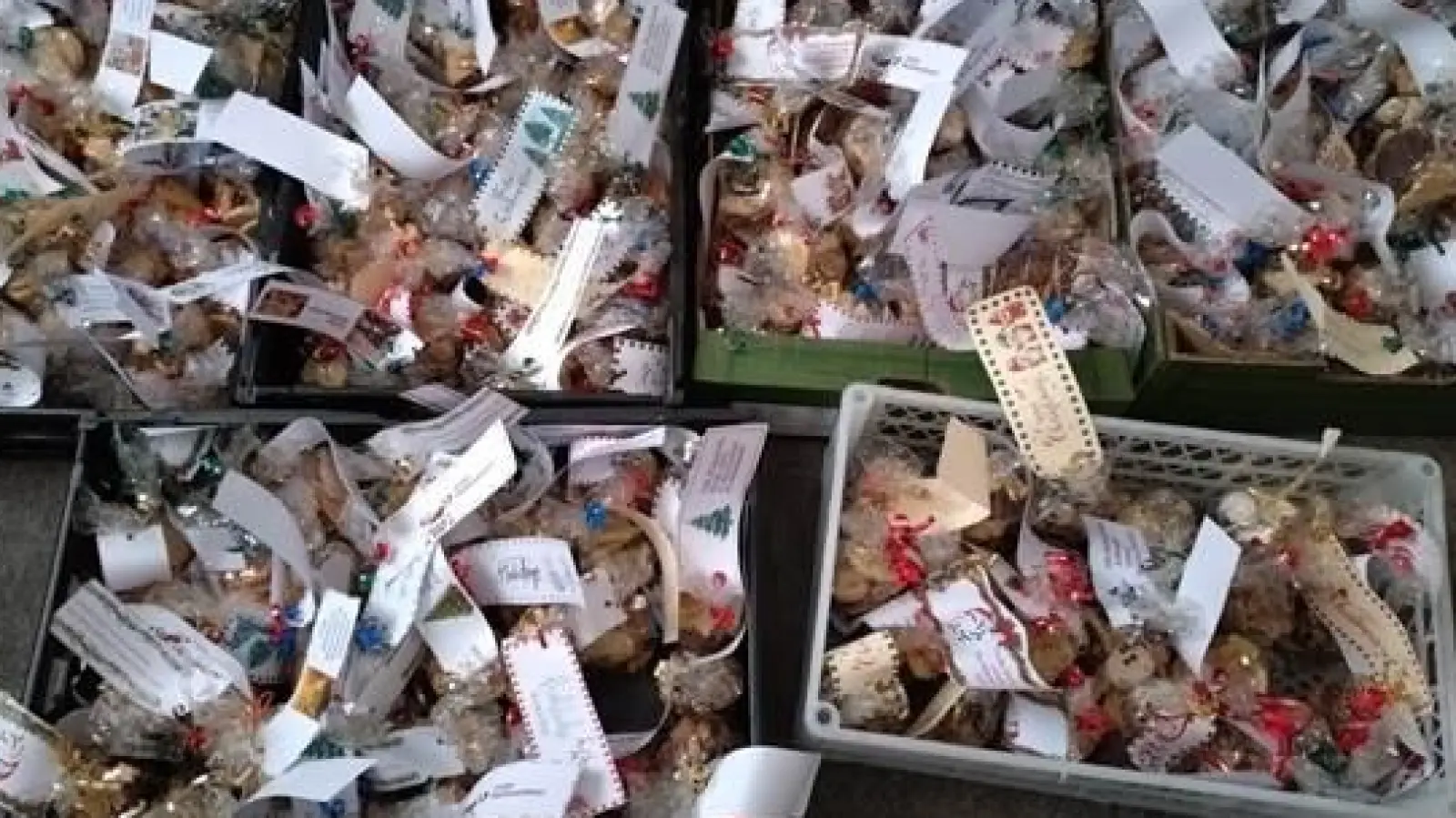 Schön verpackt übergab die Mittelschule Erding die Plätzchen an die Tafel. (Foto: Niederschweiberer)