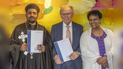 Freuten sich über den Vertragsabschluss (von links): Pfarrer Abedom Werede, Bezirkstagspräsident Josef Mederer und Frewoin Tesfaledet, Vorstandsmitglied der eritreisch-orthodoxen Gemeinde. (Foto: Wolfgang Englmaier)