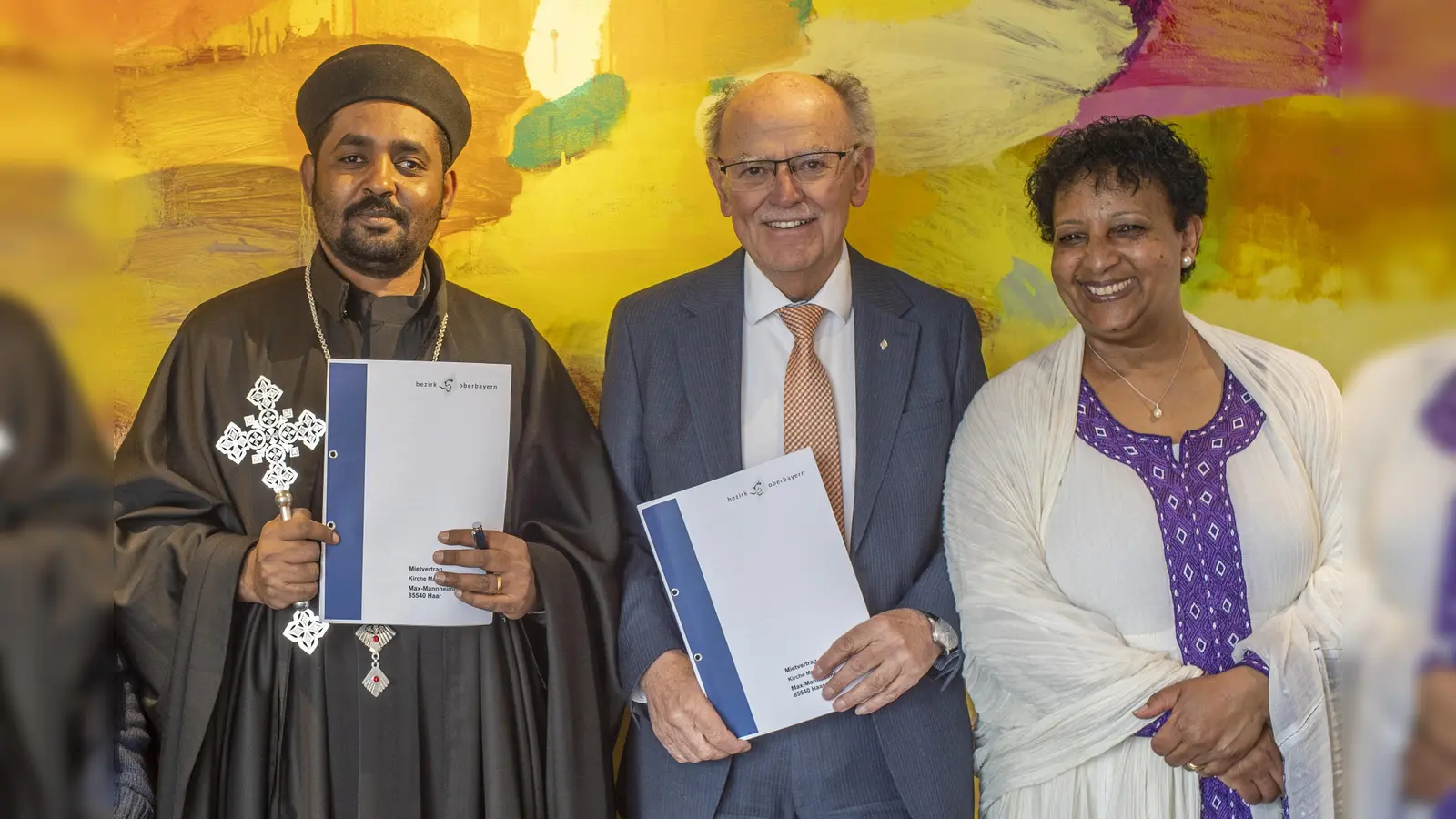 Freuten sich über den Vertragsabschluss (von links): Pfarrer Abedom Werede, Bezirkstagspräsident Josef Mederer und Frewoin Tesfaledet, Vorstandsmitglied der eritreisch-orthodoxen Gemeinde. (Foto: Wolfgang Englmaier)