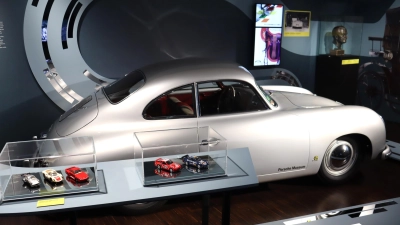 Ein Schwerpunkt der Ausstellung liegt auf der Lebensgeschichte Ferdinand Porsches und den von ihm entwickelten Fahrzeugen wie dem Porsche 356 Coupé von 1954. (Foto: bas)