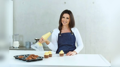 Konditorenweltmeisterin Andrea Schirmaier-Huber gratuliert herzlich zum Jubiläum. (Foto: Benedikt Roth)