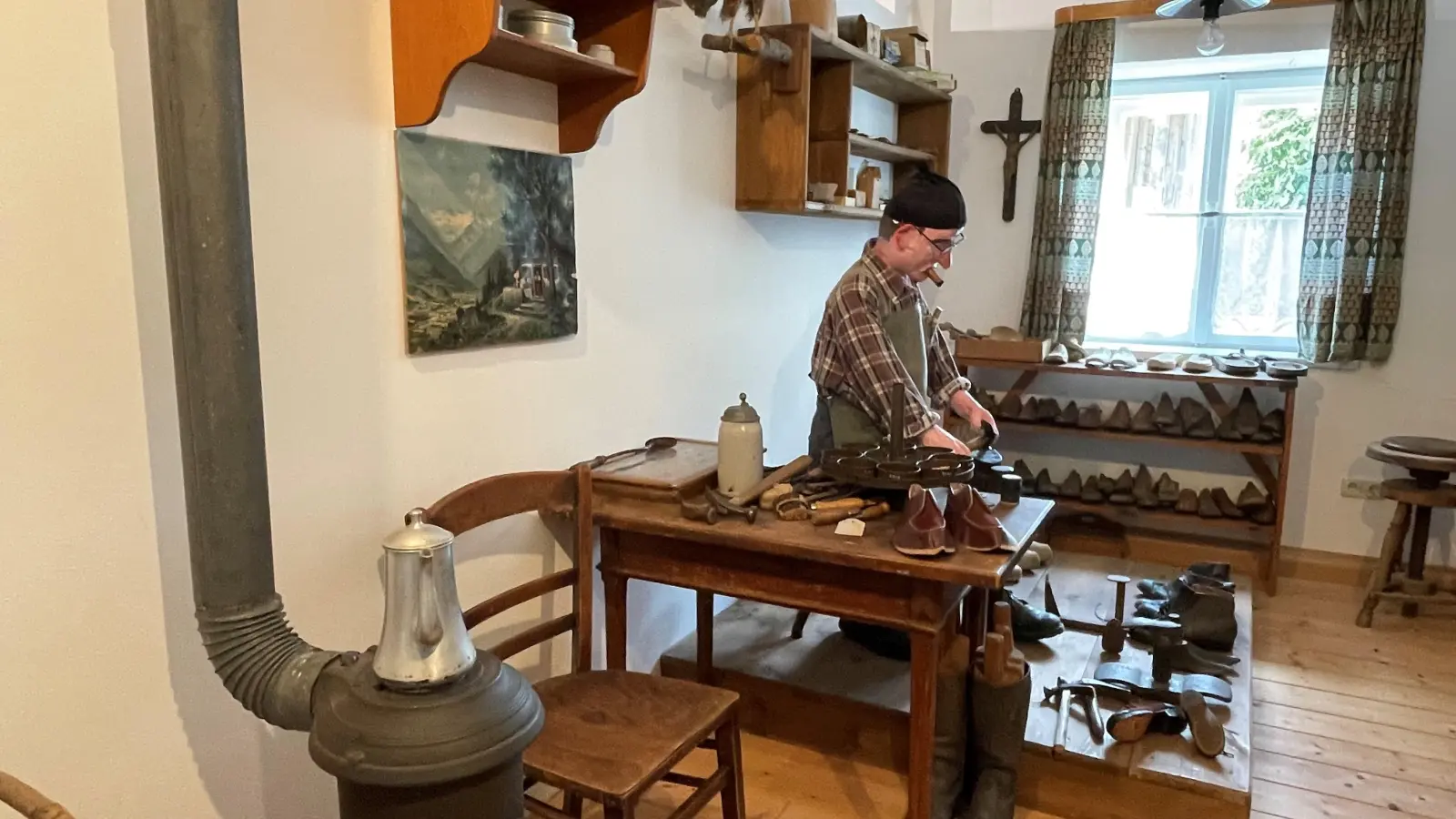 Zu den vielen Highlights im Argeter Heimatmuseum gehört eine komplett eingerichtete Schusterwerkstatt. (Foto: hw)
