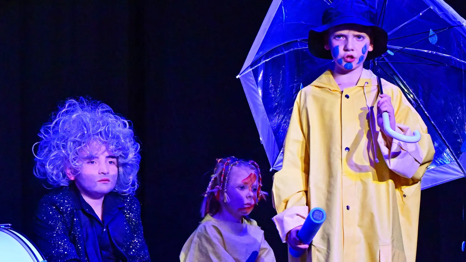 Donnermann, Blitzhexe und Regenmann kommen zum Kaffeekränzchen. (Foto: Lex)