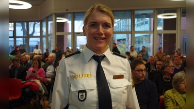 Sigrid Kienle ist seit Juni 2024 die neue Leiterin der Polizeiinspektion 14 und legte zum ersten Mal bei der Bürgerversammlung im Westend den Sicherheitsbericht vor. (Foto: kö)
