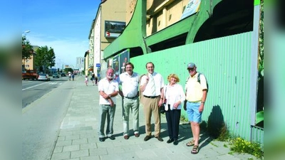 In Laim unterwegs: Joachim Unterländer (2.v.l.) und Max Straßer (3.v.l.) mit Laimer Bürgern. (Foto: vn)